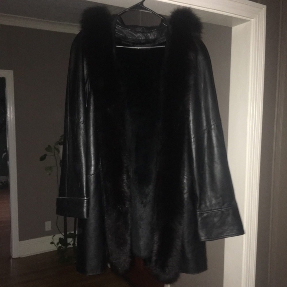 Beautiful leather coat with fox fur trim